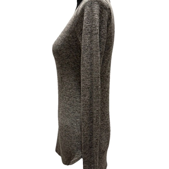 Abercrombie & Fitch Women's Gray Long Sleeve V-Neck High Low Top, Size Medium - Picture 4 of 11